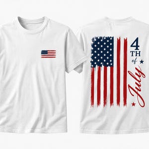 Puede incluir: Una camiseta blanca de manga corta con una pequeña bandera estadounidense en el pecho izquierdo. La parte posterior muestra un gráfico grande de una bandera estadounidense desgastada con el texto 4 TH of July en letra cursiva azul y roja.