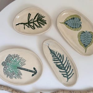 Handgjord keramikprydnadsskål | Löv, palmträd, liten tallrik, naturtema