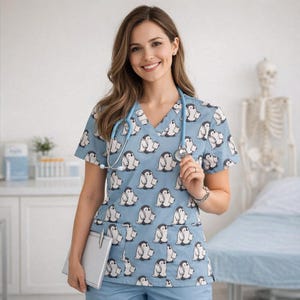 Uniforme médico azul agua con diseño de pingüino, ideal como regalo para la Semana de la Enfermería, Día de la Madre, ropa sanitaria, camisa de cuello en V. imagen 1