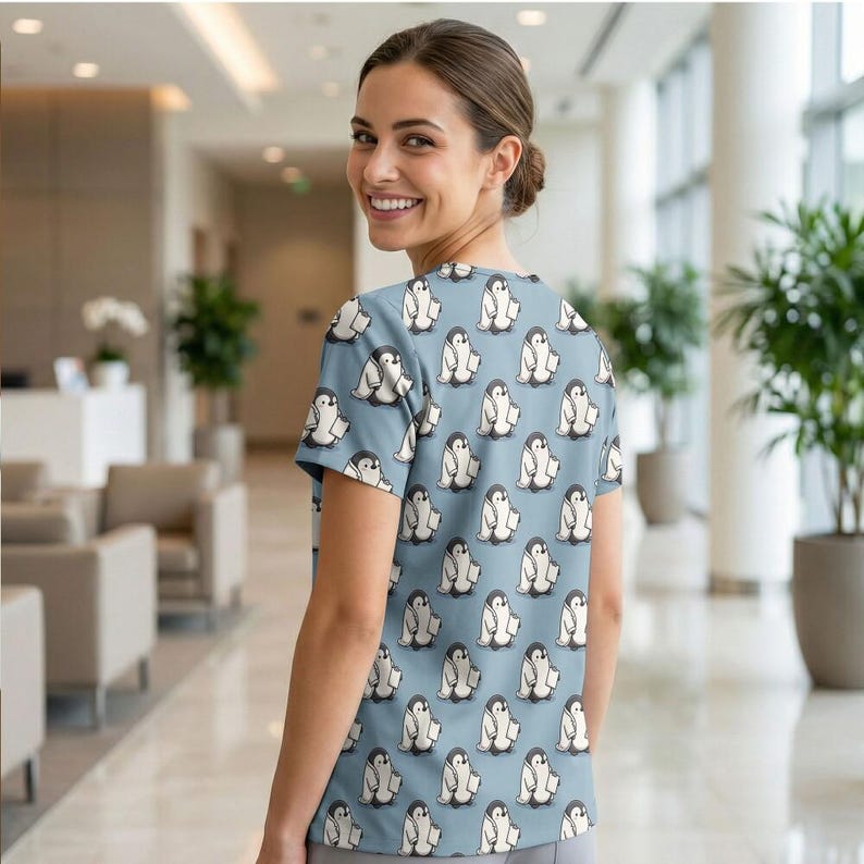 Uniforme médico azul agua con diseño de pingüino, ideal como regalo para la Semana de la Enfermería, Día de la Madre, ropa sanitaria, camisa de cuello en V. imagen 4