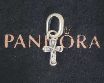 Classic cross store pendant pandora