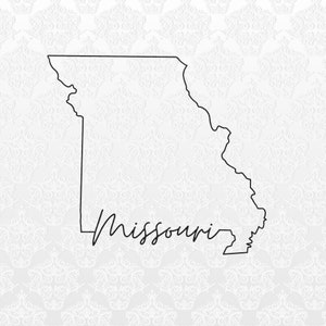Può includere: Un disegno a linea dello stato del Missouri con la parola "Missouri" scritta in corsivo sotto.