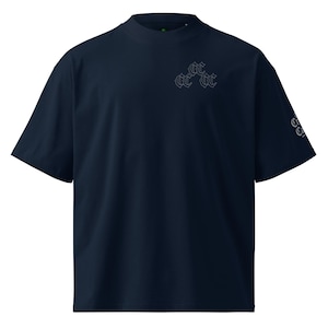 Crypto Cartel Monogram van They Crypto Cartel Uniseks biologisch oversized T-shirt met opstaande kraag