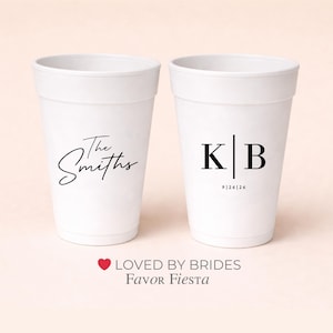 Peut inclure: Deux gobelets en mousse blancs avec du texte noir. L'un porte l'inscription "The Smiths" en cursive, l'autre "K|B" avec la date "9|26|26" en dessous. Les gobelets sont probablement pour un mariage ou un événement.