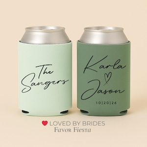 Op de afbeelding: Twee gepersonaliseerde blikjeskoelers. E&eacute;n is lichtgroen met "The Sangers" in zwart script. De andere is olijfgroen met "Karla ♡ Jason" en de datum "10|20|26" in zwart script.