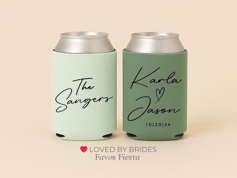 Op de afbeelding: Twee gepersonaliseerde blikjeskoelers. E&eacute;n is lichtgroen met "The Sangers" in zwart script. De andere is olijfgroen met "Karla ♡ Jason" en de datum "10|20|26" in zwart script.