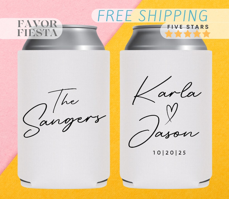 Op de afbeelding: Witte blikjeskoelers met zwarte scripttekst. E&eacute;n koeler leest "The Sangers", de andere "Karla & Jason" met een hart en de datum "10|20|25". Perfect voor een bruiloft of feest.