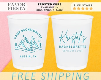 Puede incluir: Dos vasos blancos escarchados con texto azul. El primer vaso tiene un diseño de cordillera con el texto "Camp Bachelorette" y "Austin, TX". El segundo vaso tiene el texto "Kristat's Bachelorette" y "Septiembre 2024".