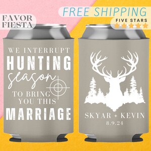 Puede incluir: Dos enfriadores de latas grises. Uno tiene el texto "WE INTERRUPT HUNTING season TO BRING YOU THIS MARRIAGE" con un objetivo. El otro tiene un gr&aacute;fico de cabeza de ciervo blanco con los nombres "SKYAR + KEVIN" y la fecha "8.9.24".