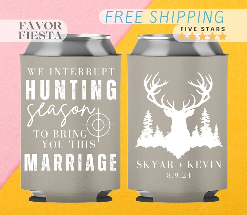 Puede incluir: Dos enfriadores de latas grises. Uno tiene el texto "WE INTERRUPT HUNTING season TO BRING YOU THIS MARRIAGE" con un objetivo. El otro tiene un gr&aacute;fico de cabeza de ciervo blanco con los nombres "SKYAR + KEVIN" y la fecha "8.9.24".