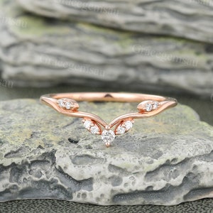 Fede nuziale curva con diamanti, anello Chevron in oro rosa vintage, anello con moissanite taglio rotondo, fede nuziale, anello impilabile, anello di promessa per anniversario