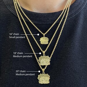 Pu&ograve; includere: Tre collane dorate con diverse lunghezze di catena e dimensioni dei ciondoli. La catena pi&ugrave; corta &egrave; di 40.6 cm con un piccolo ciondolo. La catena media &egrave; di 45.7 cm, e la pi&ugrave; lunga di 50.8 cm, entrambe con ciondoli medi. I ciondoli presentano un design dettagliato.