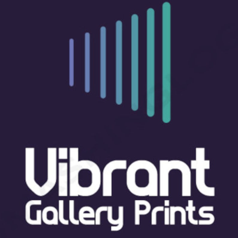 K&ouml;nnte beinhalten: Vibrant Gallery Prints Logo mit einer stilisierten Grafik aus einer Reihe vertikaler Linien in Blaut&ouml;nen und Gr&uuml;n, die diagonal angeordnet sind und eine Form bilden, die einem Lautsprecher &auml;hnelt.