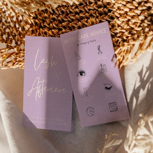 Può includere: Carta viola con il testo "Lash Aftercare" in scrittura bianca. Sul retro della carta è presente il testo "Aftercare Advice for amazing lashes" in nero e diverse icone relative alla cura delle ciglia.