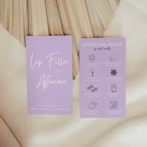 Puede incluir: Una tarjeta morada con el texto "Lip Filler Aftercare" y un símbolo de corazón. La tarjeta también incluye información de contacto para un negocio. Una segunda tarjeta con un fondo morado claro enumera consejos de cuidado posterior para rellenos de labios, incluyendo evitar la exposición al sol, tocar el área, beber alcohol y hacer ejercicio intenso. También recomienda aplicar una compresa fría, beber mucha agua y dormir con la cabeza elevada. La tarjeta también incluye un icono de calendario con el texto "Programar su próxima cita."