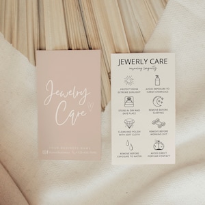 Könnte beinhalten: Eine hellbraune Karte mit dem Text "Jewelry Care" in schwarzer Schrift. Die Karte enthält eine Liste von Anweisungen zur Pflege von Schmuck, darunter Schutz vor Sonnenlicht, Vermeidung von aggressiven Chemikalien, Aufbewahrung an einem trockenen Ort, Entfernen vor dem Schlafengehen, Reinigen und Polieren mit einem weichen Tuch, Entfernen vor dem Training, Entfernen vor dem Kontakt mit Wasser und Vermeidung von direktem Kontakt mit Parfüm.