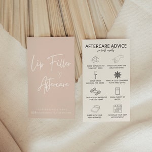 Puede incluir: Dos tarjetas con consejos de cuidado posterior para el relleno de labios. Una tarjeta es de color rosa claro con las palabras "Lip Filler Aftercare" en escritura blanca. La otra tarjeta tiene instrucciones de cuidado posterior con iconos y texto.