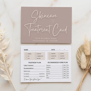Könnte beinhalten: Eine rechteckige Hautpflege-Behandlungskarte mit taupefarbenem Hintergrund und weißem Text Skincare Treatment Card, gefolgt von einem weißen Formular mit Abschnitten für Name, Datum, Behandlungsplan und Heimpflegeplan mit Kontrollkästchen.