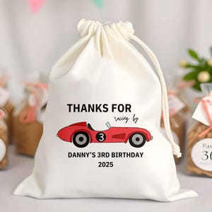 レースカーバースデーバッグ - お子様の誕生日の記念品 - カスタマイズされたギフトバッグ - カスタム名 - 子供の名前入りバッグ - お子様のパーティーの記念品 - ホリデーの記念品バッグ