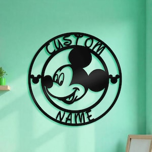Letrero metálico personalizado de Mickey - Letrero de Disney - Arte mural de Mickey - Letrero de bienvenida de invierno - Decoración de pared de Disney - Decoración de aula - Bolsas de regalo de primavera