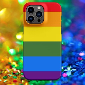 Puede incluir: Una funda para teléfono con un diseño de arcoíris. La funda está hecha de plástico duro y tiene un borde elevado alrededor de la lente de la cámara para protegerla de los arañazos.