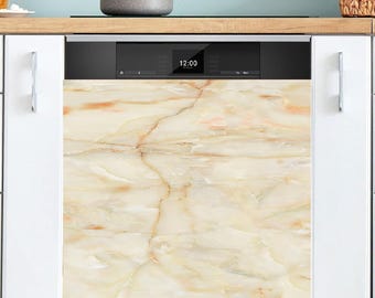 Puede incluir: Un lavavajillas con un panel frontal con aspecto de mármol. El panel tiene una combinación de colores crema y beige con vetas. El lavavajillas está integrado en armarios blancos. Encima del lavavajillas hay un panel de control negro que muestra la hora 12:00.
