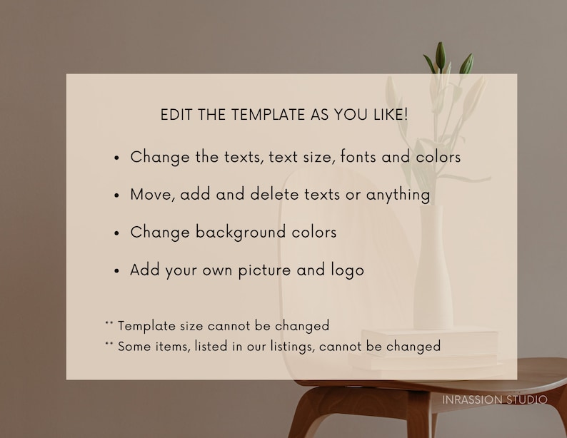 Op de afbeelding: Een beige achtergrond met zwarte tekst die "EDIT THE TEMPLATE AS YOU LIKE!" luidt, gevolgd door een lijst met opsommingstekens: "Change the texts, text size, fonts and colors", "Move, add and delete texts or anything", "Change background colors", "Add your own picture and logo", "Template size cannot be changed", "Some items, listed in our listings, cannot be changed". De afbeelding toont ook een witte vaas met groene stelen en witte bloemen op een houten stoel.