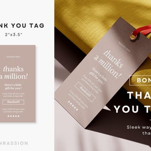 Puede incluir: Una etiqueta de agradecimiento marr&oacute;n con el texto "thanks a million!" y "Here's a little gift for you!" La etiqueta mide 5,1 cm por 8,9 cm.