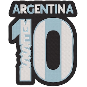 Puede incluir: Parche bordado con la palabra "ARGENTINA" en blanco y celeste, sobre un gran número "10" con el diseño de la bandera argentina. El nombre "MESSI" se muestra verticalmente. El parche tiene un borde negro.