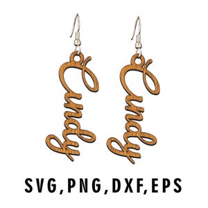 Puede incluir: Un par de pendientes de madera con el nombre "Cindy" en cursiva. Los pendientes son de color marrón claro y tienen ganchos plateados. La parte inferior de la imagen muestra el texto "SVG, PNG, DXF, EPS" en negrita y en color negro.