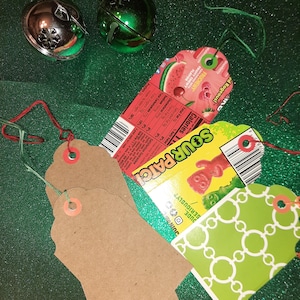 Étiquettes-cadeaux assorties en carton recyclé. Fabriqué à partir de carton de grandes et petites marques, ainsi que de plusieurs cartons unis. RECYCLER, RÉDUIRE, RÉUTILISER