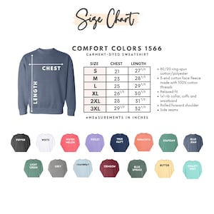Może przedstawiać: Tabela rozmiar&oacute;w dla bluzy Comfort Colors 1566 barwionej w kawałku. Tabela zawiera wymiary klatki piersiowej i długości w centymetrach dla rozmiar&oacute;w od S do 3XL. Bluza pokazana jest w kolorze niebieskim, z r&oacute;żnymi opcjami kolorystycznymi.