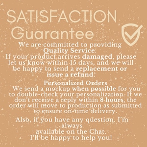 Może przedstawiać: Beżowa grafika ze słowami "SATISFACTION Guarantee" w stylizowanej czcionce. Poniższy tekst szczeg&oacute;łowo opisuje zaangażowanie w jakość usług, w tym wymiany lub zwroty.