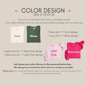 Op de afbeelding: Afbeelding met kleuropties voor shirts. Bevat voorbeelden van ivoor, mos, lichtroze en Heliconia shirts met designkleurcombinaties. Tekst legt uit hoe u kleurkeuzes kunt personaliseren en merkt kleurvariaties op.