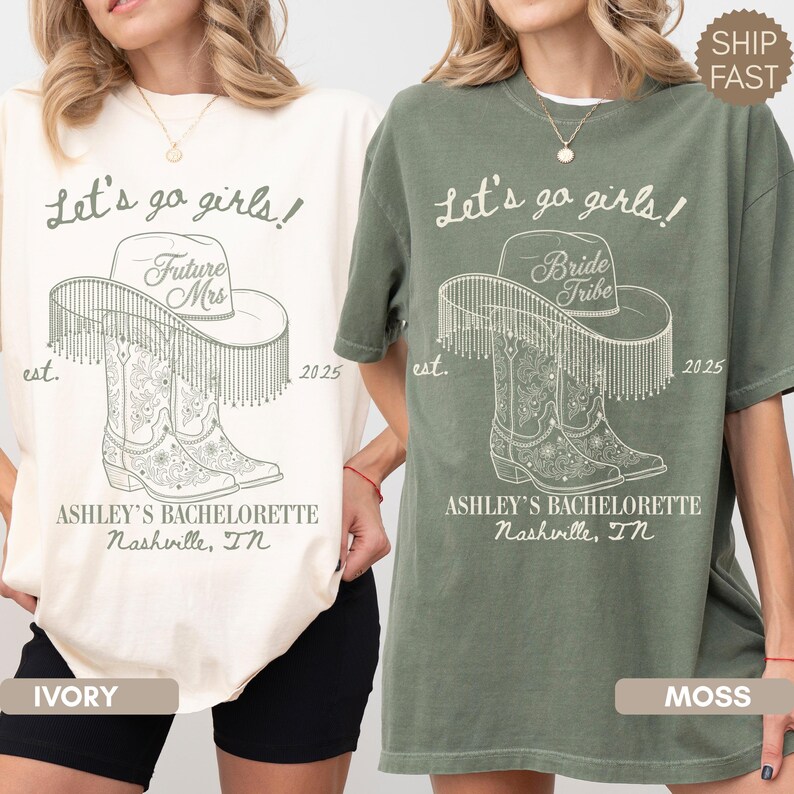 Op de afbeelding: Ivoor en mosgroene t-shirts met een ontwerp voor een vrijgezellenfeest. Het ontwerp bevat een cowboyhoed, laarzen en de tekst "Let's go girls!" en "Ashley's Bachelorette Nashville, TN."
