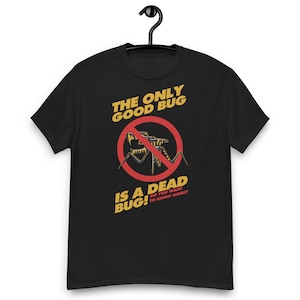 Könnte beinhalten: Schwarzes T-Shirt mit einer gelben und schwarzen Gottesanbeterin in einem roten Kreis mit einem diagonalen roten Strich durch sie. Der Text "THE ONLY GOOD BUG IS A DEAD BUG! DO YOU WANT TO KNOW MORE?" ist in Gelb auf dem T-Shirt gedruckt.