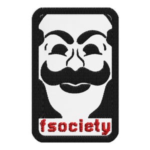 Pode incluir: Patch bordado com uma máscara branca estilizada com contornos pretos e um grande bigode. O patch tem uma borda preta e a palavra "fsociety" em letras vermelhas na parte inferior. O design é retangular com cantos arredondados.