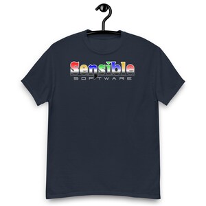 Könnte beinhalten: Ein dunkelblaues Kurzarm-T-Shirt mit dem auf der Brust aufgedruckten Text "Sensible SOFTWARE". Das Wort "Sensible" ist in einem metallischen, mehrfarbigen Verlaufseffekt dargestellt, während das Wort "SOFTWARE" in einer einfachen weißen Schrift erscheint.