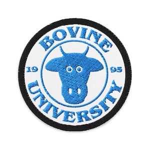 Può includere: Toppa ricamata con sfondo bianco, bordo nero e testo e design blu. Il testo recita "Bovine University 1995" attorno a una testa di mucca blu.