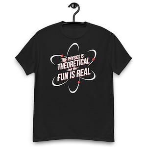 Könnte beinhalten: Schwarzes T-Shirt mit einer weißen Atomgrafik und dem Text "The Physics is Theoretical - but the Fun is Real" in Rot.