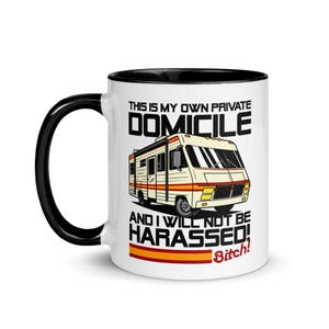 Pode incluir: Caneca de cerâmica branca com interior e alça pretos. A caneca apresenta um gráfico de uma autocaravana com o texto "THIS IS MY OWN PRIVATE DOMICILE AND I WILL NOT BE HARASSED! Bitch!"