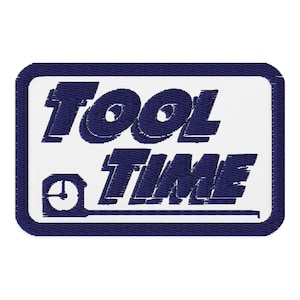Op de afbeelding: Geborduurde patch met de tekst "TOOL TIME" in donkerblauwe, gestileerde letters. Een meetlint-afbeelding staat links. De patch heeft een witte achtergrond en een donkerblauwe rand.