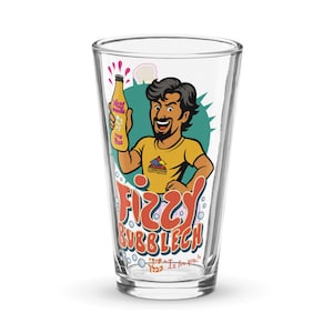 Könnte beinhalten: Ein klares Bierglas mit einer Cartoon-Illustration. Das Design zeigt einen lächelnden Mann, der eine Flasche hält, mit den Worten "Fizzy Bubblech" in Rot und dem Satz "It's just for you!" in Blau. Der Mann trägt ein gelbes T-Shirt.