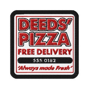 Mr Deeds-filmen - Deeds Pizza Mandrake Falls, alltid färskgjord 7,5 cm broderad lapp