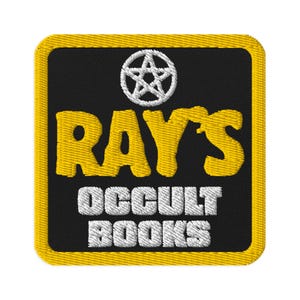 Può includere: Toppa ricamata con sfondo nero e bordo giallo. La toppa presenta la scritta "RAY'S" in giallo e "OCCULT BOOKS" in bianco. Un pentagramma bianco in alto.