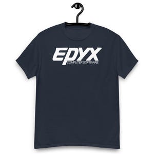 Puede incluir: Una camiseta azul marino de manga corta con el texto blanco EPYX COMPUTER SOFTWARE impreso en el pecho. La prenda se muestra en una percha de plástico negra, con un cuello redondo y un corte estándar de manga corta.