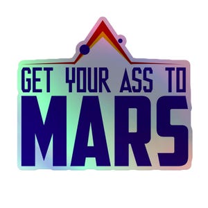 Puede incluir: Una pegatina holográfica con el texto GET YOUR ASS TO MARS en letras mayúsculas de color azul oscuro. Sobre el texto hay un gráfico estilizado de un pico de montaña rojo y naranja con dos pequeños planetas circulares de color azul oscuro.