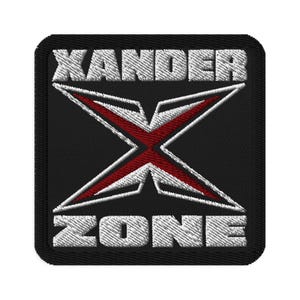 Puede incluir: Parche bordado con el texto "XANDER ZONE" en blanco, con un diseño de "X" rojo y blanco en el centro. El parche es cuadrado con esquinas redondeadas y un fondo negro.