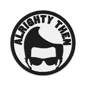 Puede incluir: Parche bordado en blanco y negro. Presenta una ilustración estilizada de una persona con gafas de sol y un peinado distintivo. Las palabras "ALRIGHTY THEN" están bordadas alrededor de la imagen en negro.
