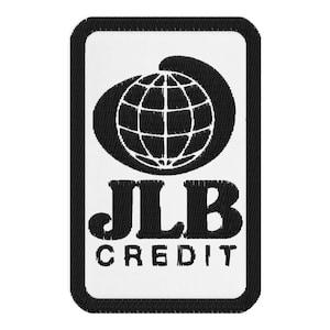 Könnte beinhalten: Gestickter Aufnäher mit einem schwarz-weißen Globus-Design, den Buchstaben "JLB" und dem Wort "CREDIT". Der Aufnäher hat einen weißen Hintergrund und einen schwarzen Rand.